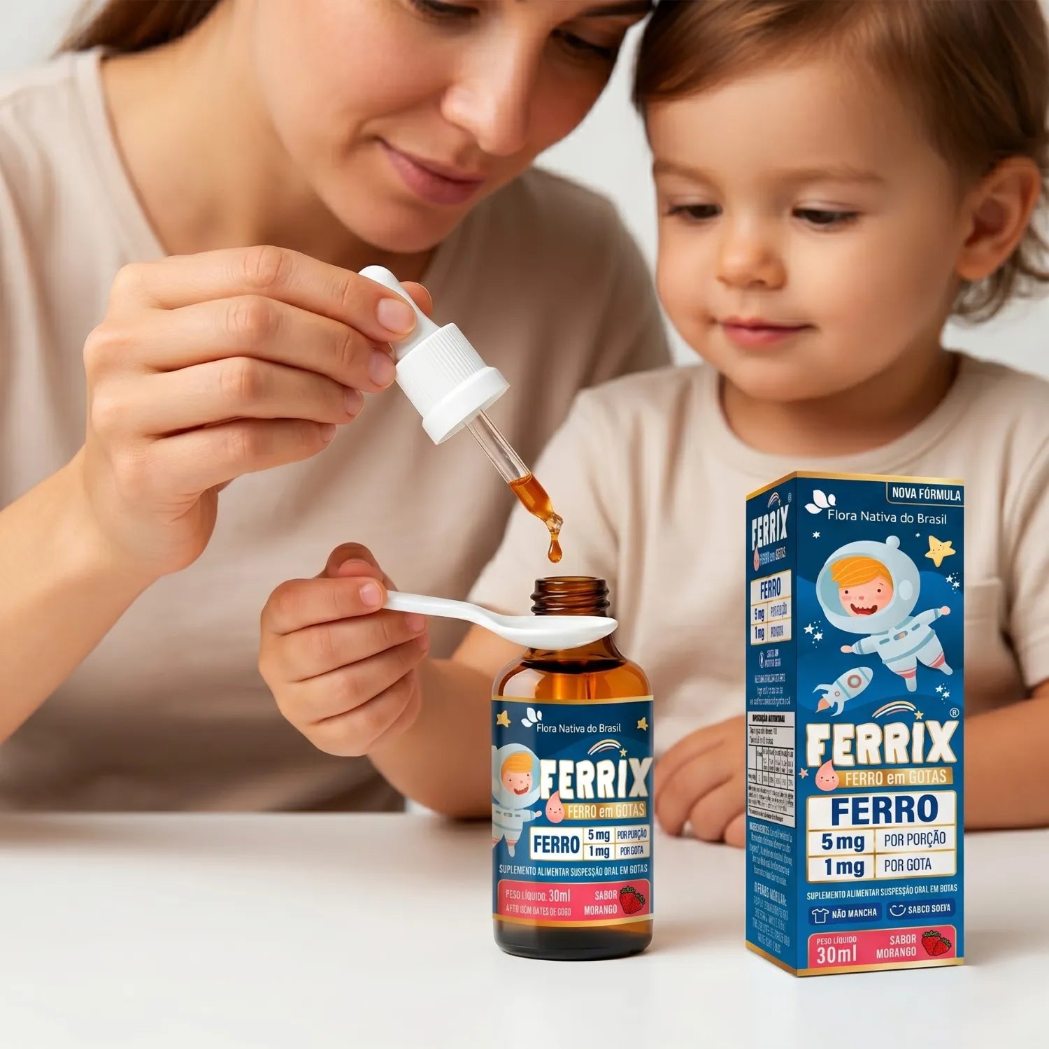Ferrix Ferro Infantil – Mãe pingando o suplemento na colher para a criança