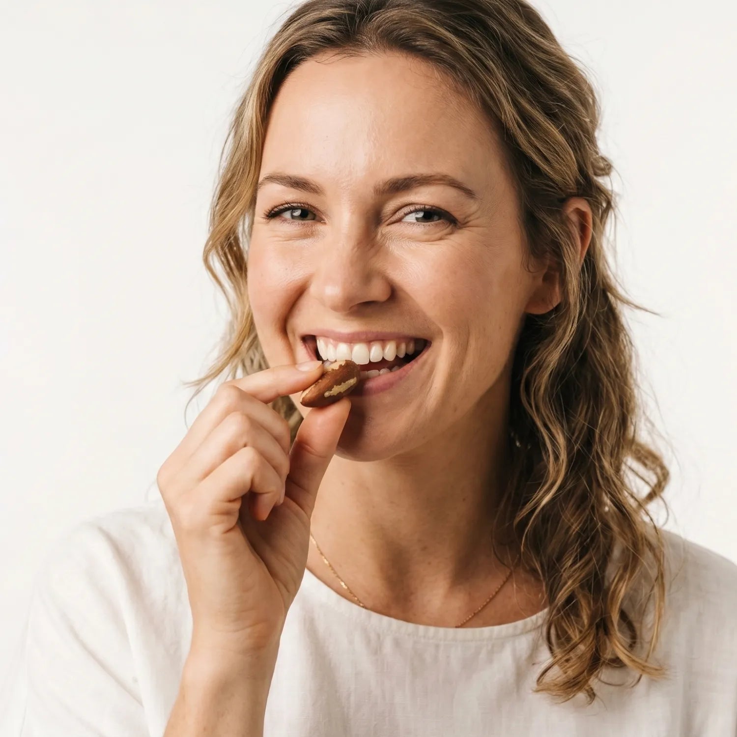 Castanha do Pará Média sendo consumida – Snack saudável e nutritivo